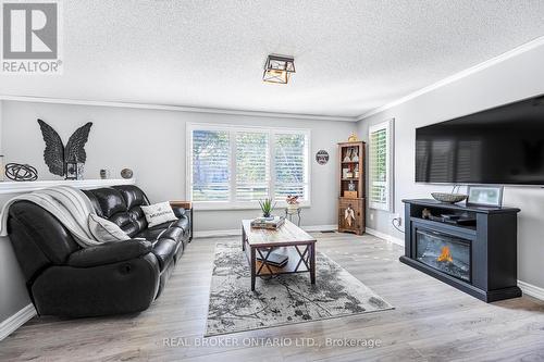 22 Patterson Place, Barrie, ON - Indoor Photo Showing Living Room