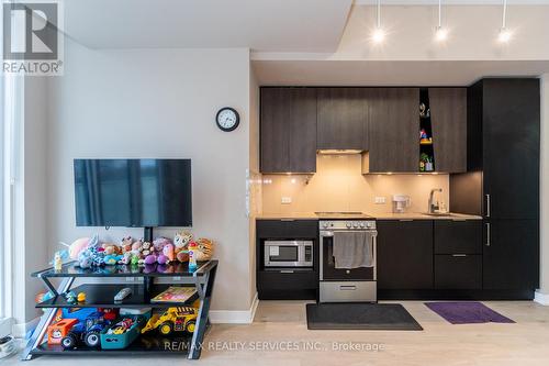 325 - 3900 Confederation Parkway, Mississauga, ON - Indoor Photo Showing Kitchen