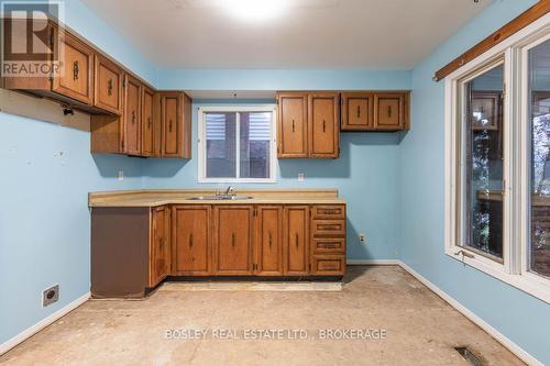 166 Chalmers Street, Oakville (1001 - Br Bronte), ON - Indoor Photo Showing Kitchen With Double Sink