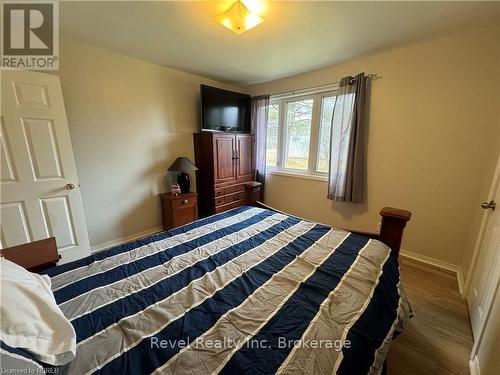 Stairway featuring hardwood / wood-style flooring - 3877 Highway 17 E, Mattawa, ON - Indoor Photo Showing Other Room