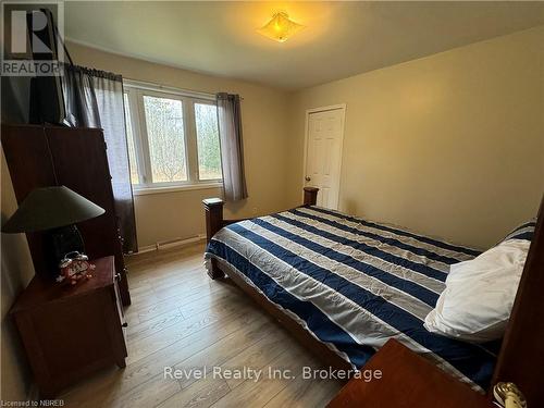 Bedroom with wood-type flooring - 3877 Highway 17 E, Mattawa, ON - Indoor Photo Showing Bedroom