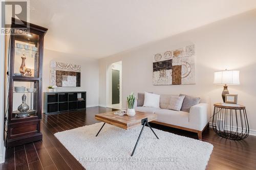 1007 - 1900 Sheppard Avenue E, Toronto, ON - Indoor Photo Showing Living Room