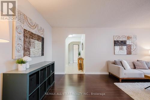 1007 - 1900 Sheppard Avenue E, Toronto, ON - Indoor Photo Showing Living Room