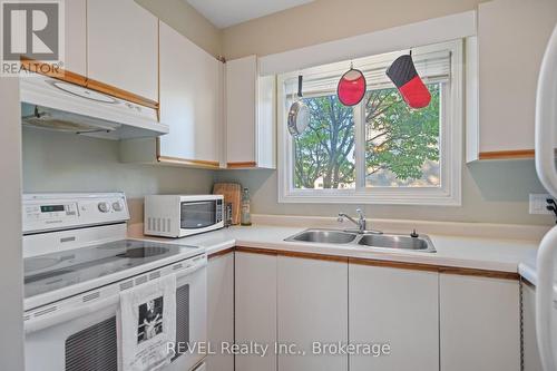 12 - 65 Dorchester Boulevard, St. Catharines (444 - Carlton/Bunting), ON - Indoor Photo Showing Kitchen With Double Sink