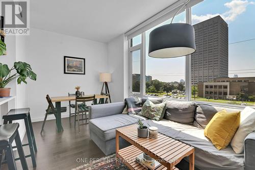 403 - 201 Parkdale Avenue, Ottawa, ON - Indoor Photo Showing Living Room