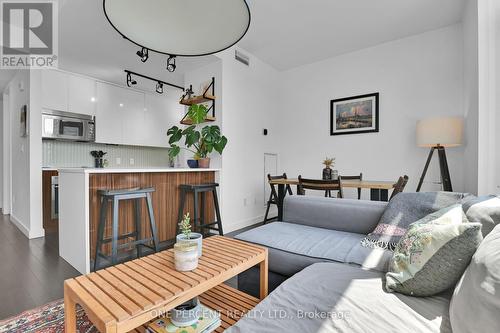 403 - 201 Parkdale Avenue, Ottawa, ON - Indoor Photo Showing Living Room