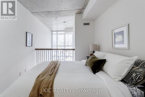 531 - 5 Hanna Avenue, Toronto, ON - Indoor Photo Showing Bedroom