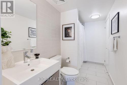 531 - 5 Hanna Avenue, Toronto, ON - Indoor Photo Showing Bathroom