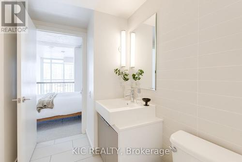 531 - 5 Hanna Avenue, Toronto, ON - Indoor Photo Showing Bathroom