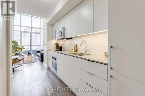 531 - 5 Hanna Avenue, Toronto, ON - Indoor Photo Showing Kitchen With Upgraded Kitchen