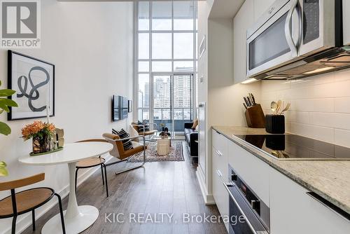 531 - 5 Hanna Avenue, Toronto, ON - Indoor Photo Showing Kitchen