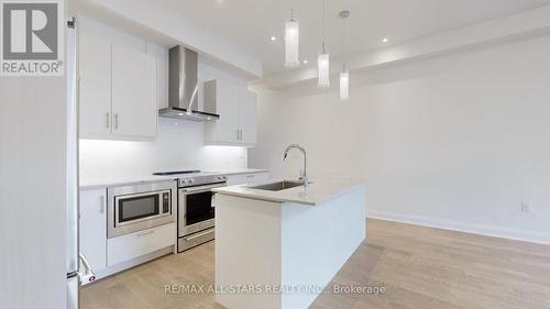 4 Lois Torrance Trail, Uxbridge, ON - Indoor Photo Showing Kitchen With Upgraded Kitchen