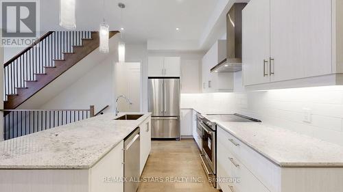 4 Lois Torrance Trail, Uxbridge, ON - Indoor Photo Showing Kitchen With Upgraded Kitchen