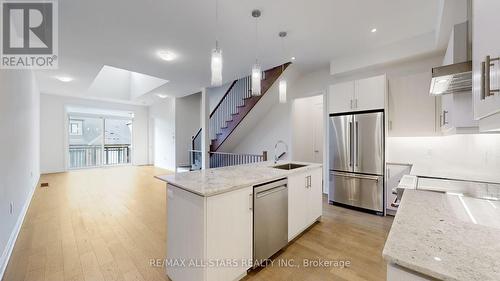 4 Lois Torrance Trail, Uxbridge, ON - Indoor Photo Showing Kitchen With Upgraded Kitchen