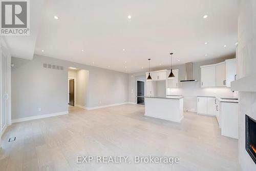 8 - 24 Grapeview Drive, St. Catharines (453 - Grapeview), ON - Indoor Photo Showing Kitchen