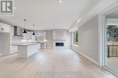 8 - 24 Grapeview Drive, St. Catharines (453 - Grapeview), ON - Indoor Photo Showing Kitchen With Fireplace