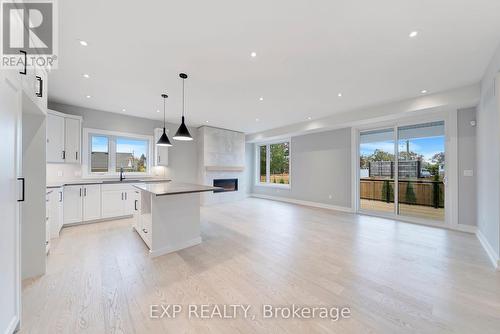 8 - 24 Grapeview Drive, St. Catharines (453 - Grapeview), ON - Indoor Photo Showing Kitchen With Upgraded Kitchen