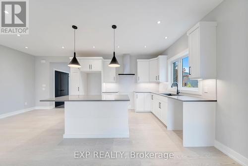 8 - 24 Grapeview Drive, St. Catharines (453 - Grapeview), ON - Indoor Photo Showing Kitchen With Upgraded Kitchen