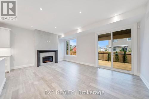 6 - 24 Grapeview Drive, St. Catharines (453 - Grapeview), ON - Indoor Photo Showing Living Room With Fireplace