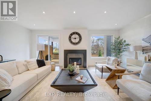 14 - 24 Grapeview Drive, St. Catharines (453 - Grapeview), ON - Indoor Photo Showing Living Room With Fireplace