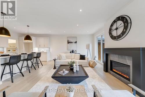 14 - 24 Grapeview Drive, St. Catharines (453 - Grapeview), ON - Indoor Photo Showing Living Room With Fireplace