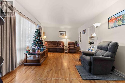 499 Howe Street, Pembroke, ON - Indoor Photo Showing Living Room