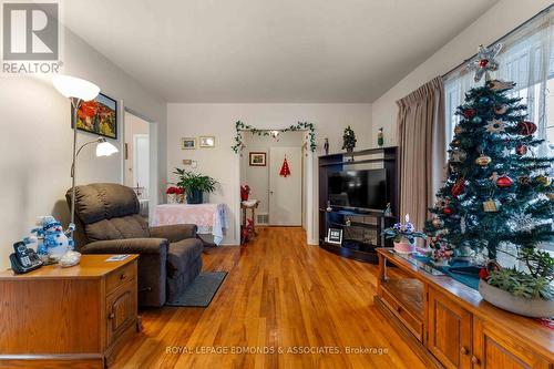 499 Howe Street, Pembroke, ON - Indoor Photo Showing Living Room