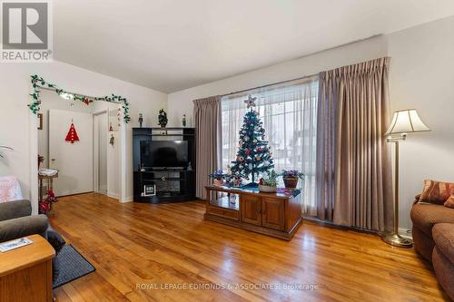 499 Howe Street, Pembroke, ON - Indoor Photo Showing Living Room