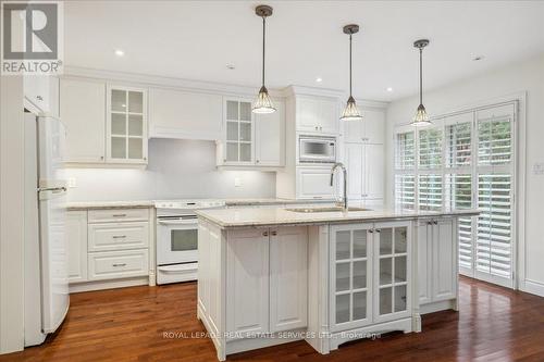 172 River Oaks Boulevard E, Oakville, ON - Indoor Photo Showing Kitchen With Upgraded Kitchen