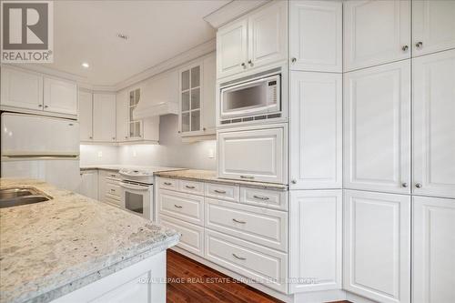 172 River Oaks Boulevard E, Oakville, ON - Indoor Photo Showing Kitchen With Double Sink