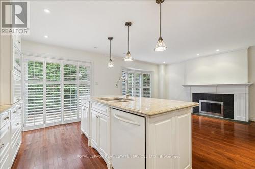 172 River Oaks Boulevard E, Oakville, ON - Indoor Photo Showing Kitchen With Upgraded Kitchen