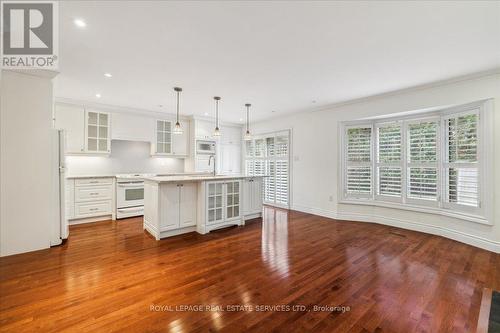 172 River Oaks Boulevard E, Oakville, ON - Indoor Photo Showing Kitchen With Upgraded Kitchen