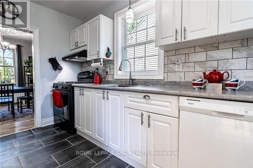 5396 Alexander Crescent, Niagara Falls, ON - Indoor Photo Showing Kitchen