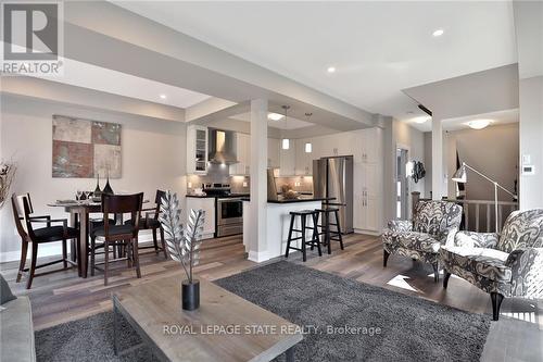 1 Garlent Avenue W, Hamilton, ON - Indoor Photo Showing Living Room