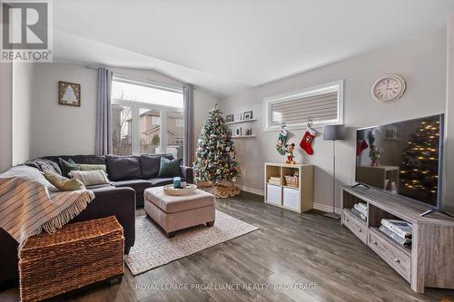 1550 Albany Drive, Kingston (City Northwest), ON - Indoor Photo Showing Living Room