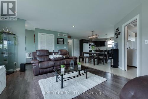 8961 Wellington Road 16, Wellington North, ON - Indoor Photo Showing Living Room