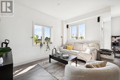 61 - 590 North Service Road, Hamilton, ON - Indoor Photo Showing Living Room