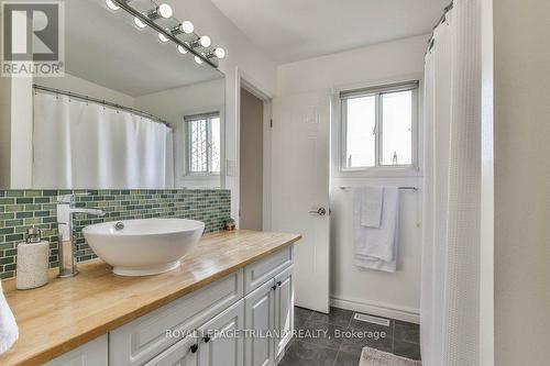 39 Phair Crescent, London, ON - Indoor Photo Showing Bathroom