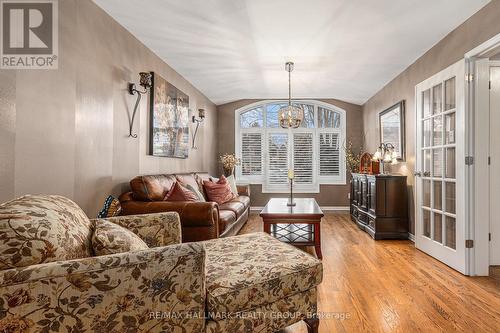 800 Foxwood Court, Ottawa, ON - Indoor Photo Showing Living Room