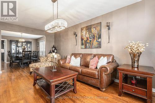 800 Foxwood Court, Ottawa, ON - Indoor Photo Showing Living Room