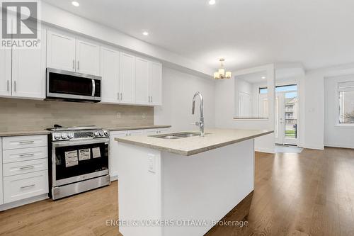 803 Anciano Crescent, Ottawa, ON - Indoor Photo Showing Kitchen With Double Sink With Upgraded Kitchen