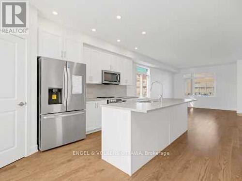 801 Anciano Crescent, Ottawa, ON - Indoor Photo Showing Kitchen With Upgraded Kitchen