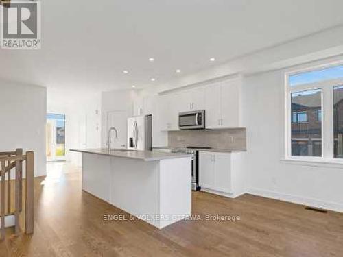 801 Anciano Crescent, Ottawa, ON - Indoor Photo Showing Kitchen With Upgraded Kitchen