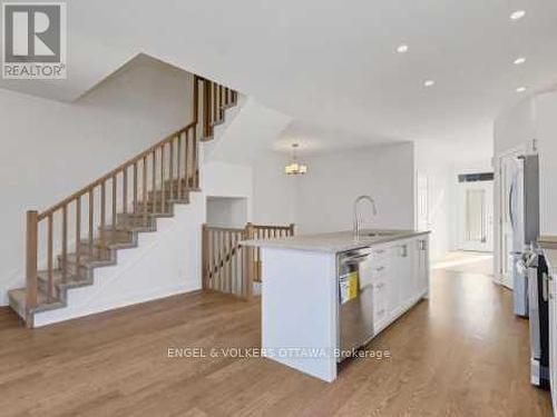 801 Anciano Crescent, Ottawa, ON - Indoor Photo Showing Kitchen With Upgraded Kitchen