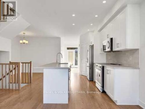 801 Anciano Crescent, Ottawa, ON - Indoor Photo Showing Kitchen With Upgraded Kitchen