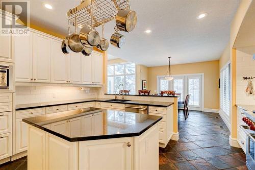 24 Schiller Crescent Nw, Calgary, AB - Indoor Photo Showing Kitchen