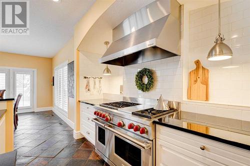 24 Schiller Crescent Nw, Calgary, AB - Indoor Photo Showing Kitchen