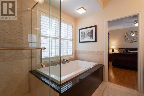 24 Schiller Crescent Nw, Calgary, AB - Indoor Photo Showing Bathroom