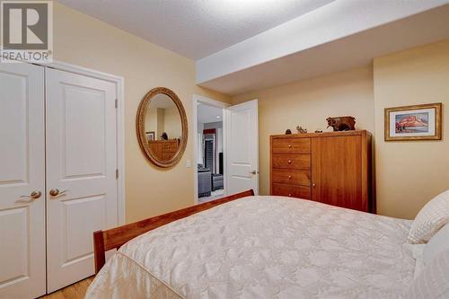 24 Schiller Crescent Nw, Calgary, AB - Indoor Photo Showing Bedroom