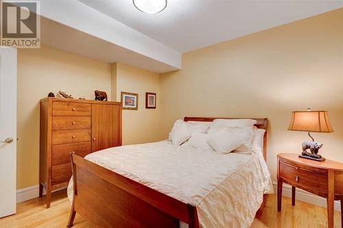 24 Schiller Crescent Nw, Calgary, AB - Indoor Photo Showing Bedroom